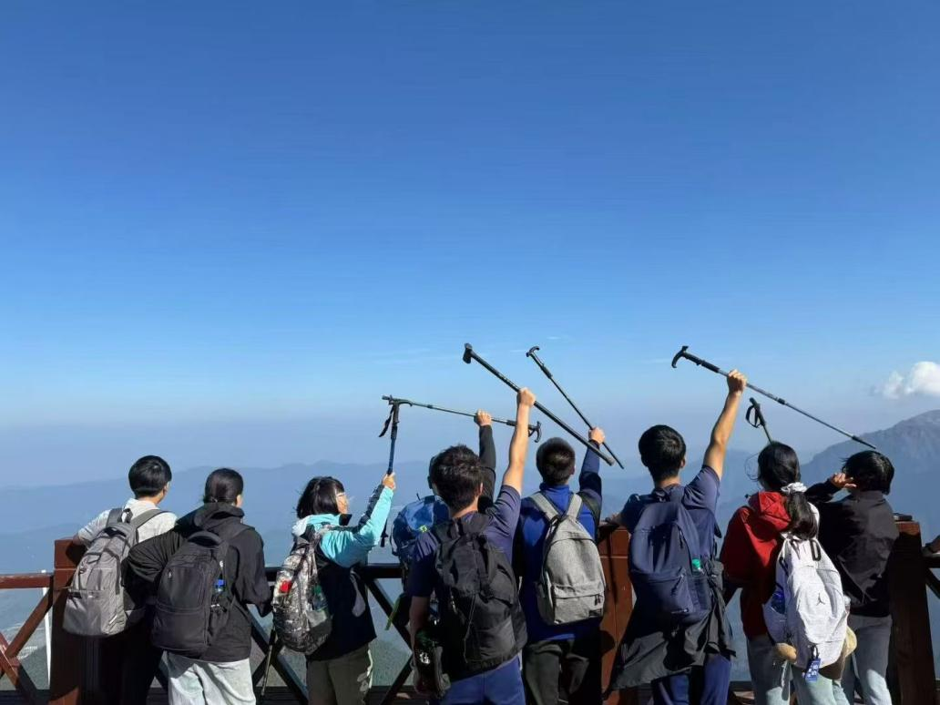 青春逐光,顶峰见朝阳——信息工程系学生会夜攀武功山 青春逐光,顶峰见朝阳——信息工程系学生会夜攀武功山