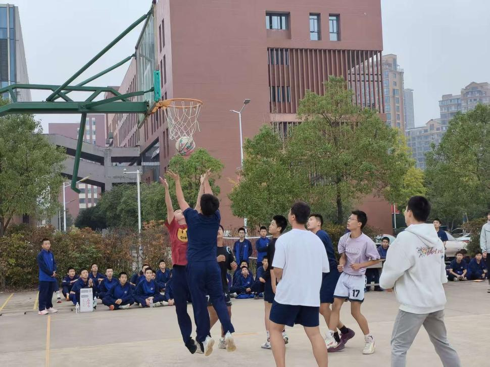 青春“篮”不住,热血启新程——信息工程系2025年新生篮球赛圆满落幕 青春“篮”不住,热血启新程——信息工程系2025年新生篮球赛圆满落幕