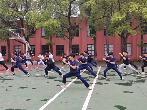 信息工程系军体拳训练:锤炼钢铁意志,凝聚信息精英 信息工程系军体拳训练:锤炼钢铁意志,凝聚信息精英