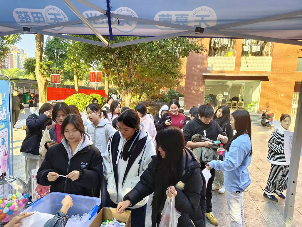 走进校园，健康成就美丽青春