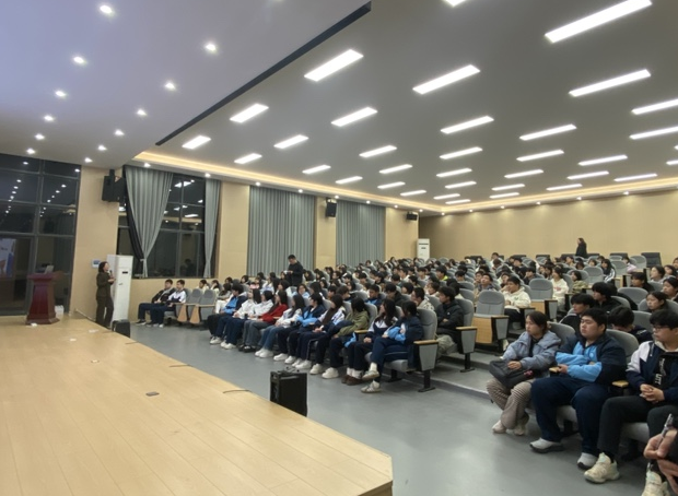 互动问答悟学子，法治清风沐校园——公共管理系举办院级航空大讲堂活动