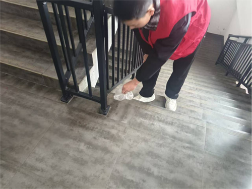 学雷锋·净校园——航空工程系开展教学楼与寝室楼楼梯清扫志愿活动