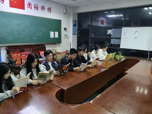 以书为友，共赴新知——在文字中碰撞思想在交流中收获成长