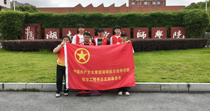 午间一抹“志愿红”，航空工程系学子义务清扫校园周边