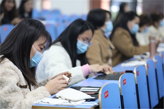 喜迎元旦，趣探非遗--学院开展女教职工“与传统文化同行 遗绽芳华”非遗体验活动